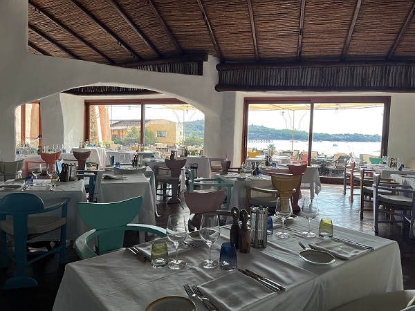 サルデーニャ島眺めのよいレストラン　ポルトチェルボ　エメラルド海岸　コスタスメラルダ